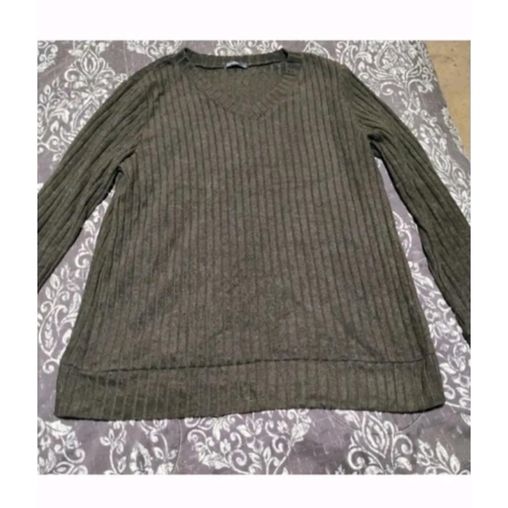 Chic V-Neck Ribbed Sweater - Black